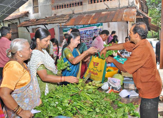People buying organic products at Savayava Swavalambi Sathe organised by Savayava Krishi Grahaka Balaga, Mangaluru, in Mangaluru.